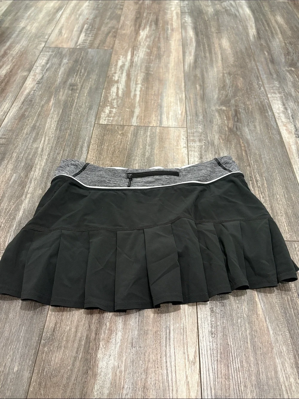 LULULEMON Black & Gray Ruffle Skirt Size 6